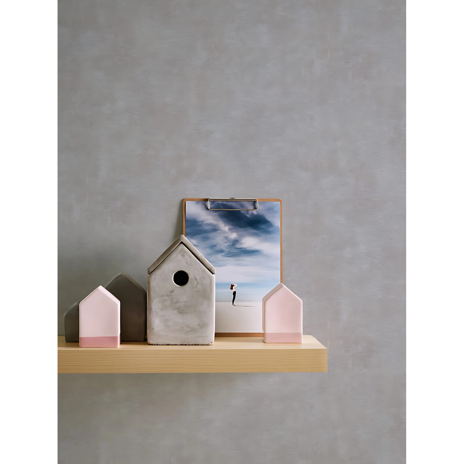 Graue Uni-Tapete von Profhome mit leichter Struktur an einer Wand mit Dekoration.