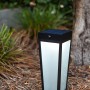 Moderne, mattschwarze Lutec LED Solar Wegeleuchte Dias im Garten.