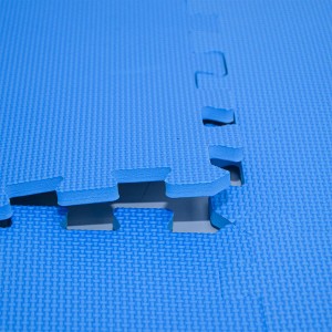 Detailaufnahme: Blaue LittleTom Puzzlematte, 30x30 cm, verbunden. Weiche Spielmatte für Babys und Kinder.