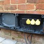 Geöffnete Wetterschutzbox mit 3-fach Steckdosenleiste und Kabel für Außenbereich.