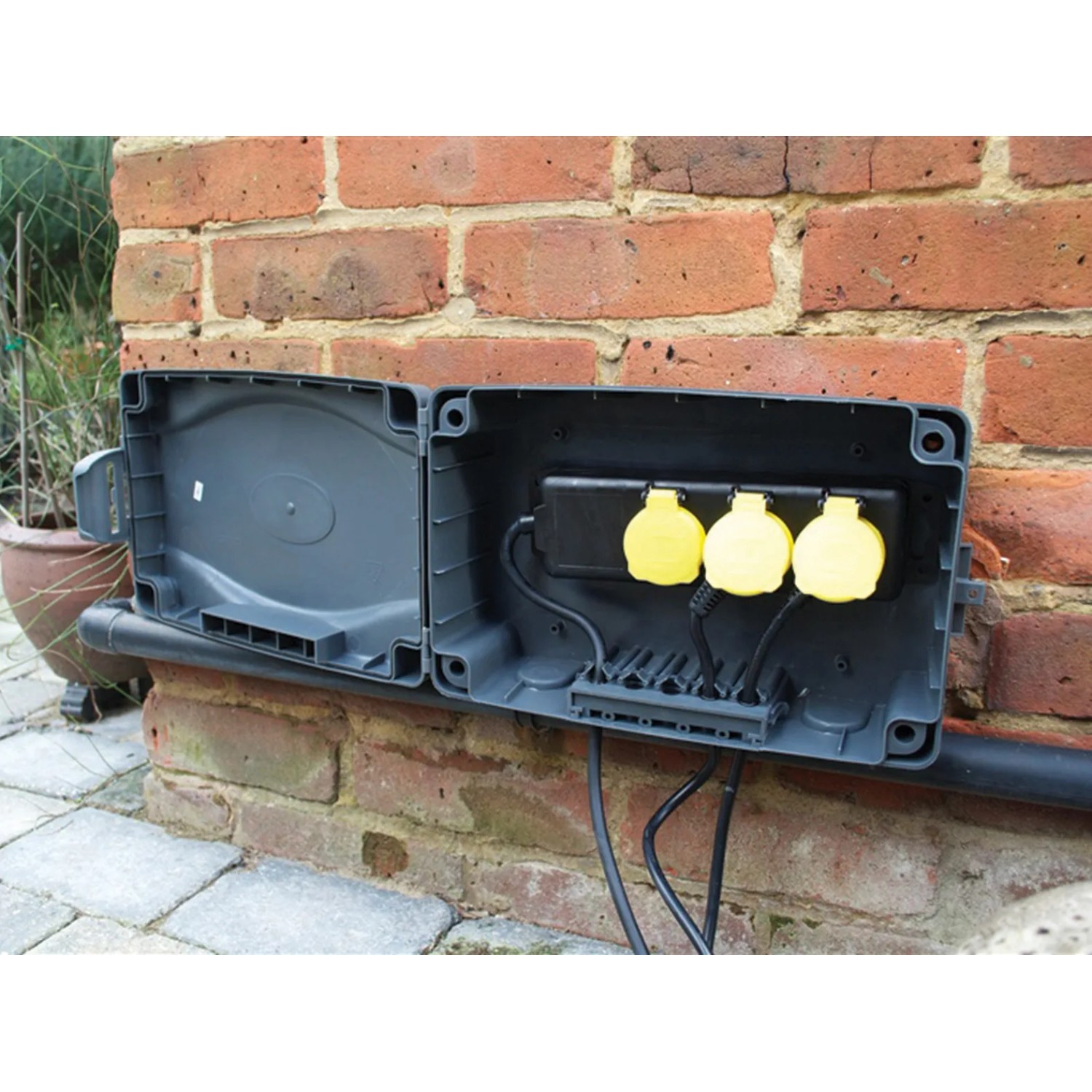 Geöffnete Wetterschutzbox mit 3-fach Steckdosenleiste und Kabel für Außenbereich.