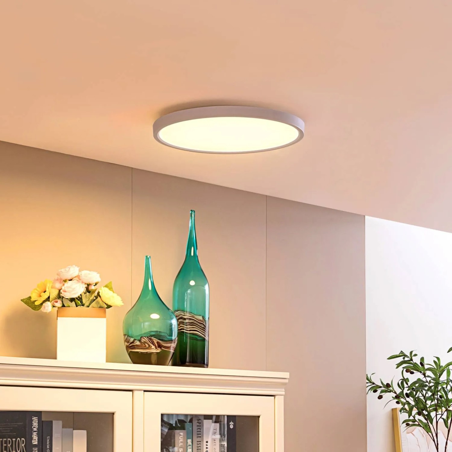 Weiße, runde Lindby LED Smart Home Deckenlampe Denora im modernen Design, 40 cm Durchmesser.