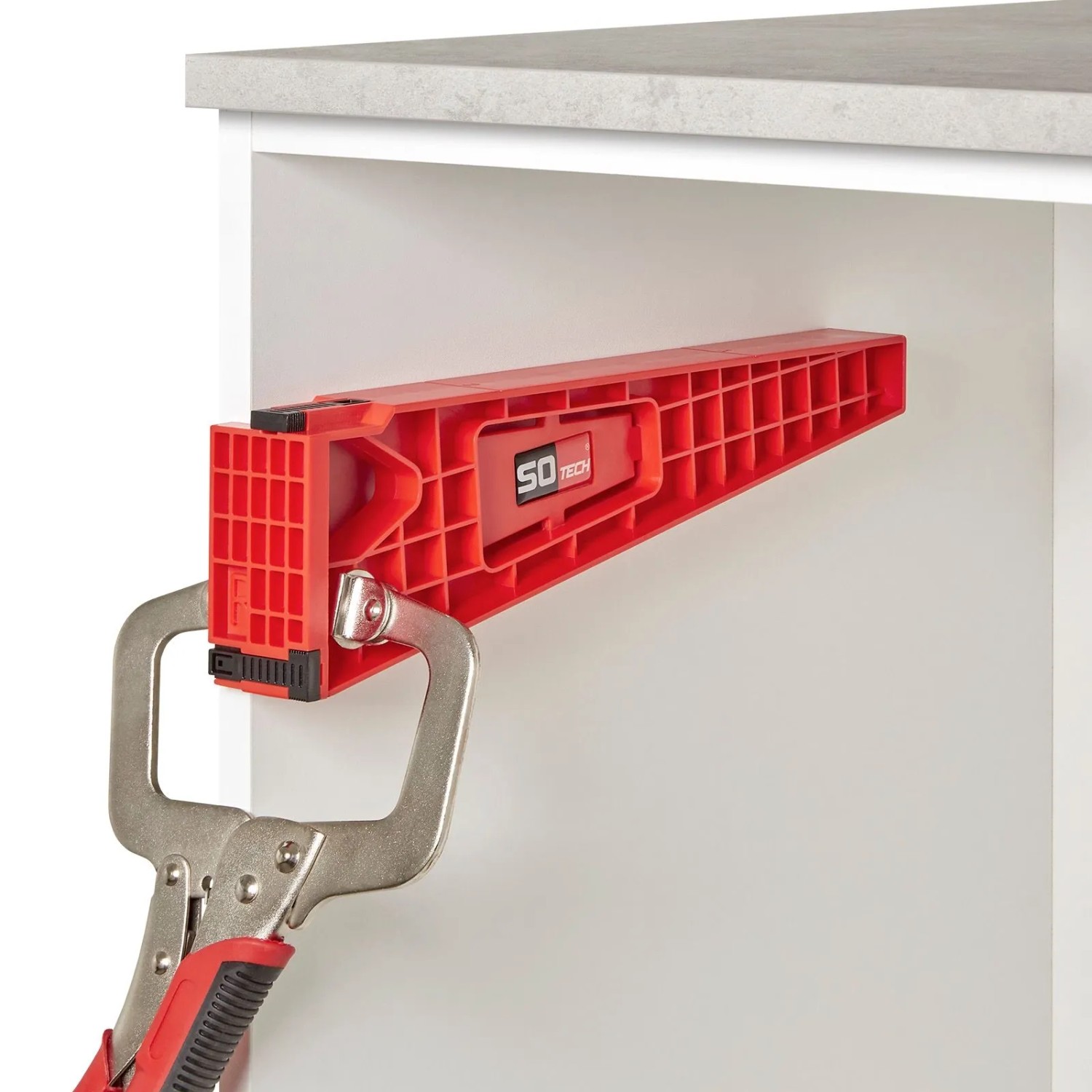 SOTECH Gripzange Typ C (285x145mm) mit roter Montagehilfe an einem weißen Schrank.