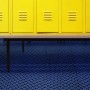 Blaue KARAT Hygienematte 90x900 cm für Barfußzonen vor gelben Spinden.
