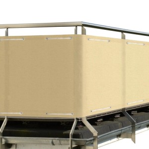 Cremefarbene Sol Royal SolVision HB2 Balkonumspannung aus Polyethylen, mit Ösen und Kordel am Geländer befestigt.