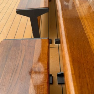 Detailaufnahme: Holzterrasse abgedichtet mit transparentem HSS Flüssigkunststoff. Bauabdichtung.