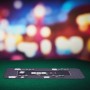 Schwarze, rutschfeste Pokermatte aus Gummi/Polyester mit Karten und Chips auf grünem Tisch für Casino-Spielabend.
