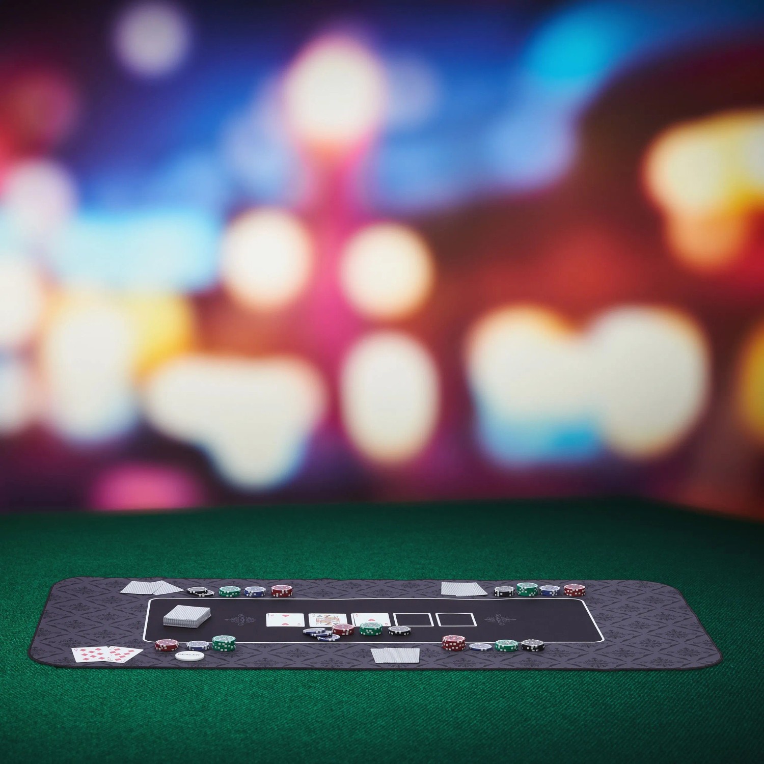 Schwarze, rutschfeste Pokermatte aus Gummi/Polyester mit Karten und Chips auf grünem Tisch für Casino-Spielabend.