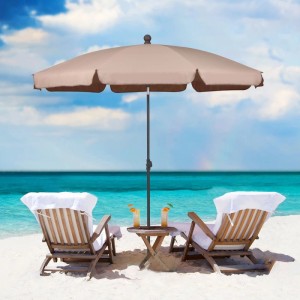 Sekey Balkonschirm 200 cm, beige, mit Schutzhülle, auf einem Sandstrand mit Liegestühlen.
