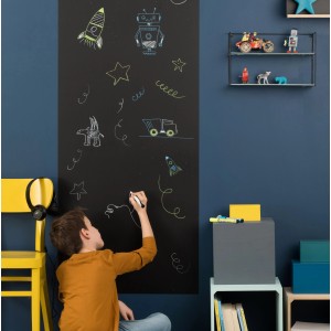 Venilia Tafelfolie mit Kreide: Junge bemalt schwarze Klebefolie mit Raketen, Sternen und Fahrzeugen.