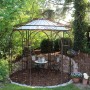 Unbeschichteter Eleo Pavillon Milano aus Metall, 300 cm, mit Tisch und Stühlen im Garten.