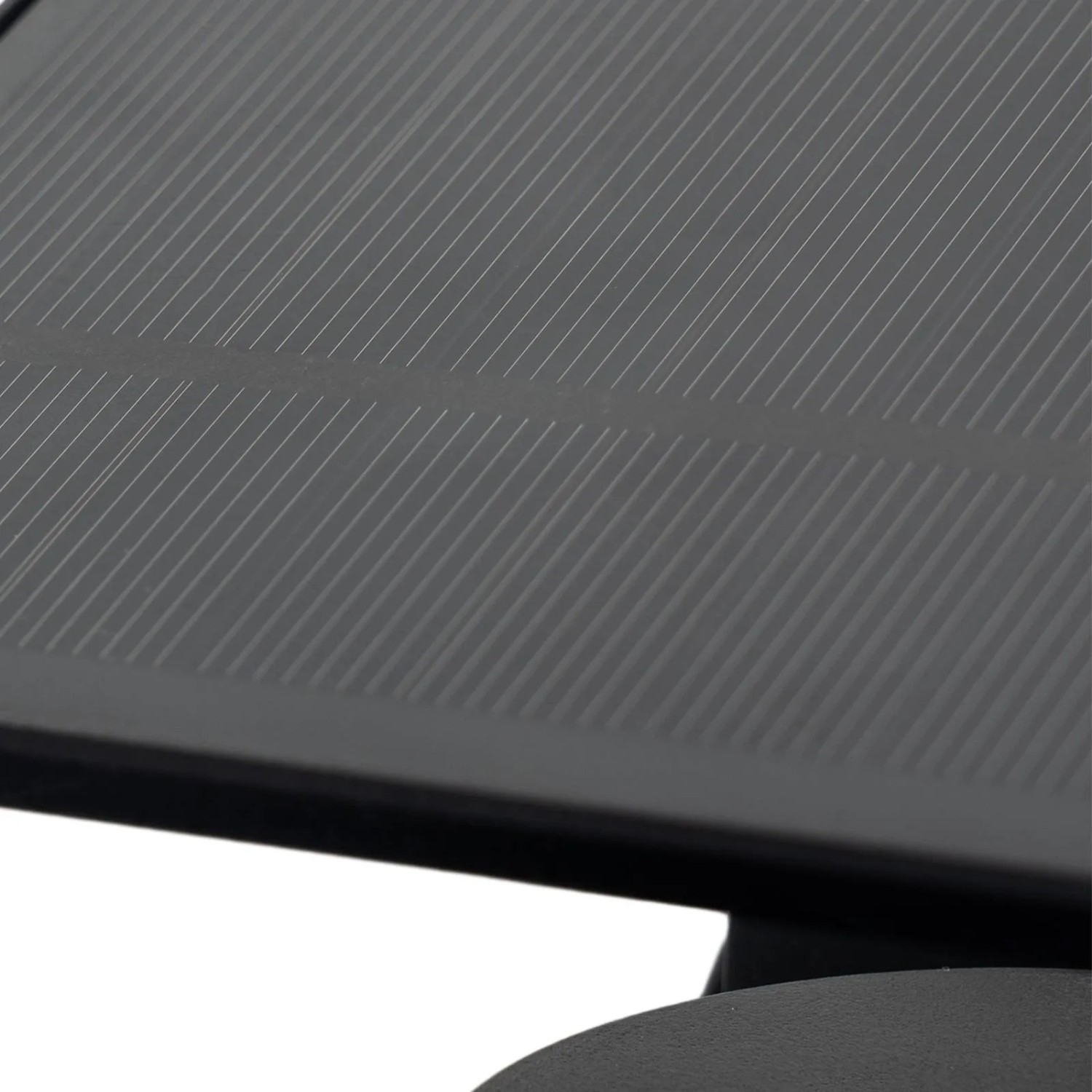 Detailaufnahme des Solarmoduls der Lindby LED Solarleuchte Naelin, einer dimmbaren Solar-Wandleuchte in Schwarz.