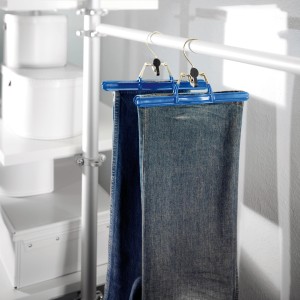 Zwei blaue Hosenspanner aus Stahl mit Hosen hängend im Kleiderschrank.