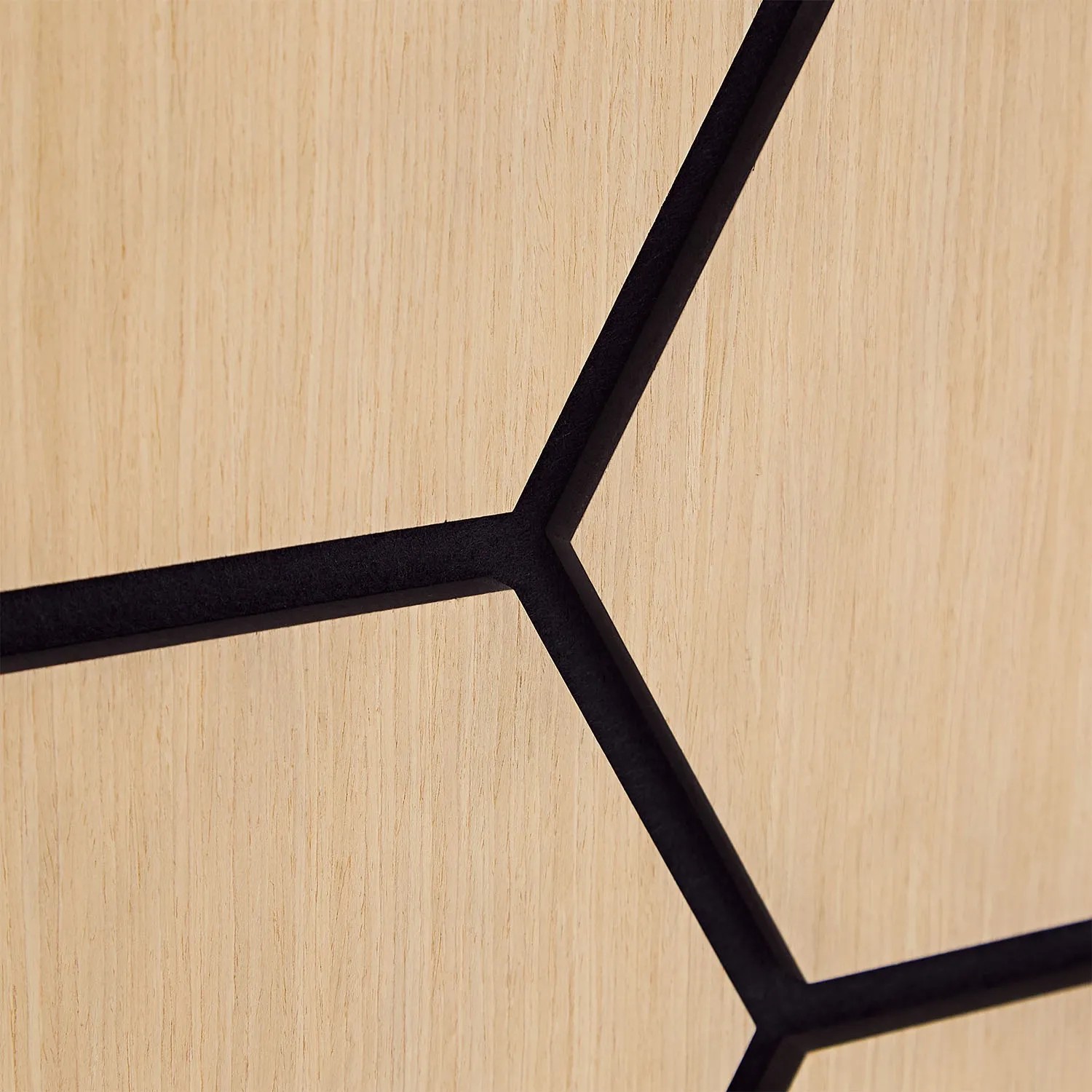 Detailaufnahme: Homestyle4u Akustikpaneel in Natur, hexagonale Holzoptik mit schwarzem Filz.