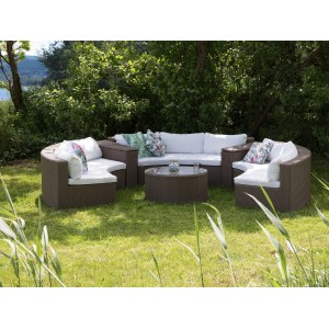 Braunes Beliani Lounge Set SEVERO mit Tisch und cremeweissen Polstern im Garten.