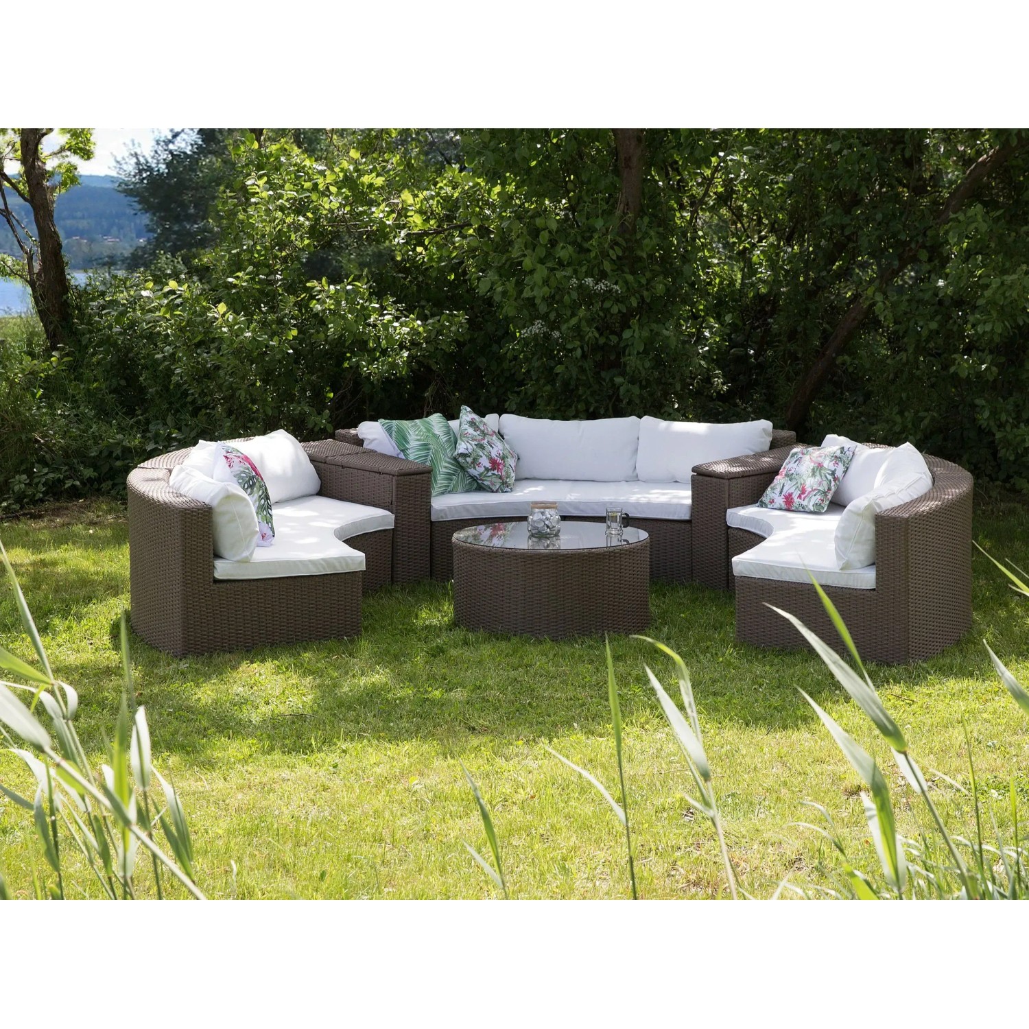 Braunes Beliani Lounge Set SEVERO mit Tisch und cremeweissen Polstern im Garten.