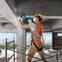 Handwerker mit Bosch Professional Bohrhammer GSH 5 CC beim Stemmen von Beton.