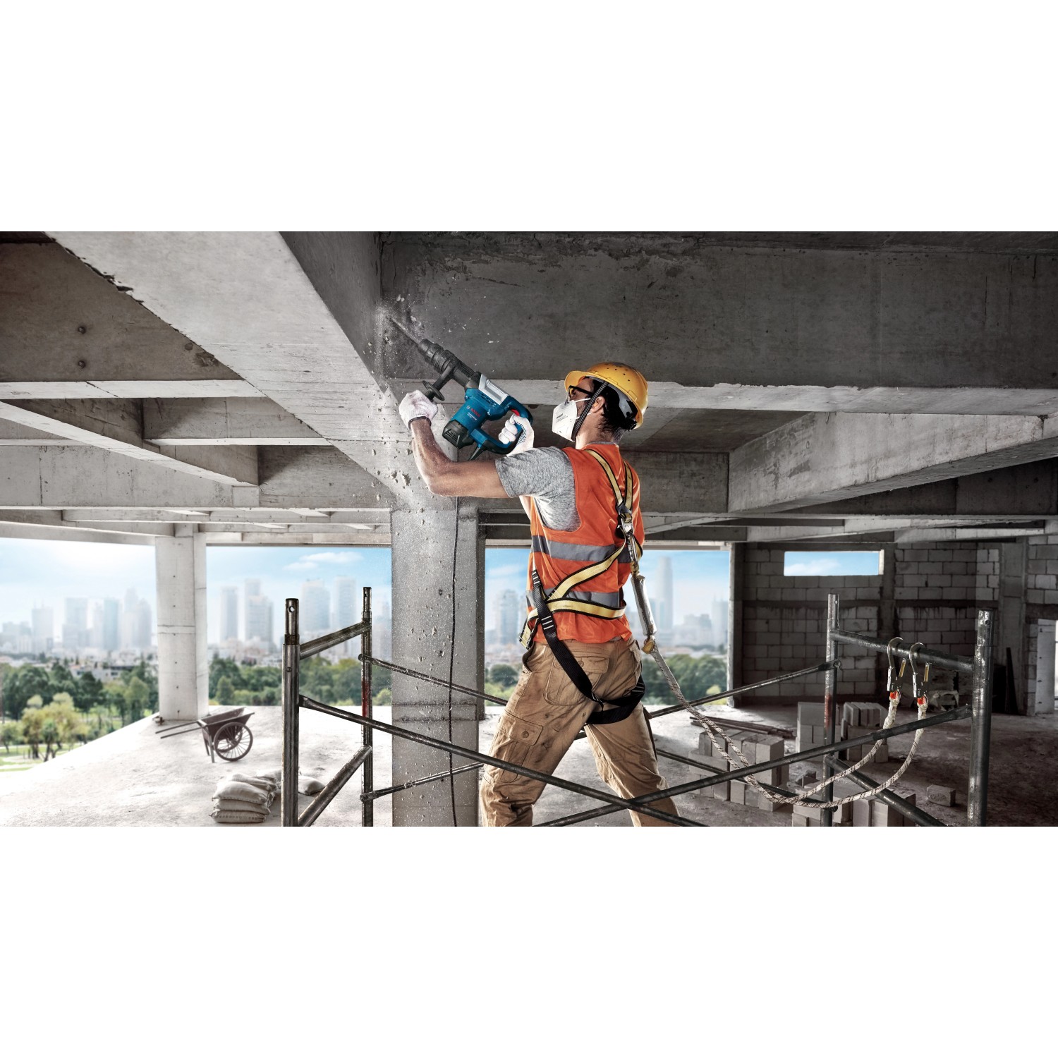 Handwerker mit Bosch Professional Bohrhammer GSH 5 CC beim Stemmen von Beton.