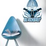 Komar Deko-Sticker Blackbolt Classic an Wand über blauem Stuhl und Lampe.
