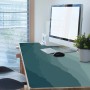 Grüne Schreibtischunterlage mit Waldmuster auf Schreibtisch, Monitor, Tastatur, Maus. Schutzmatte für Büro.