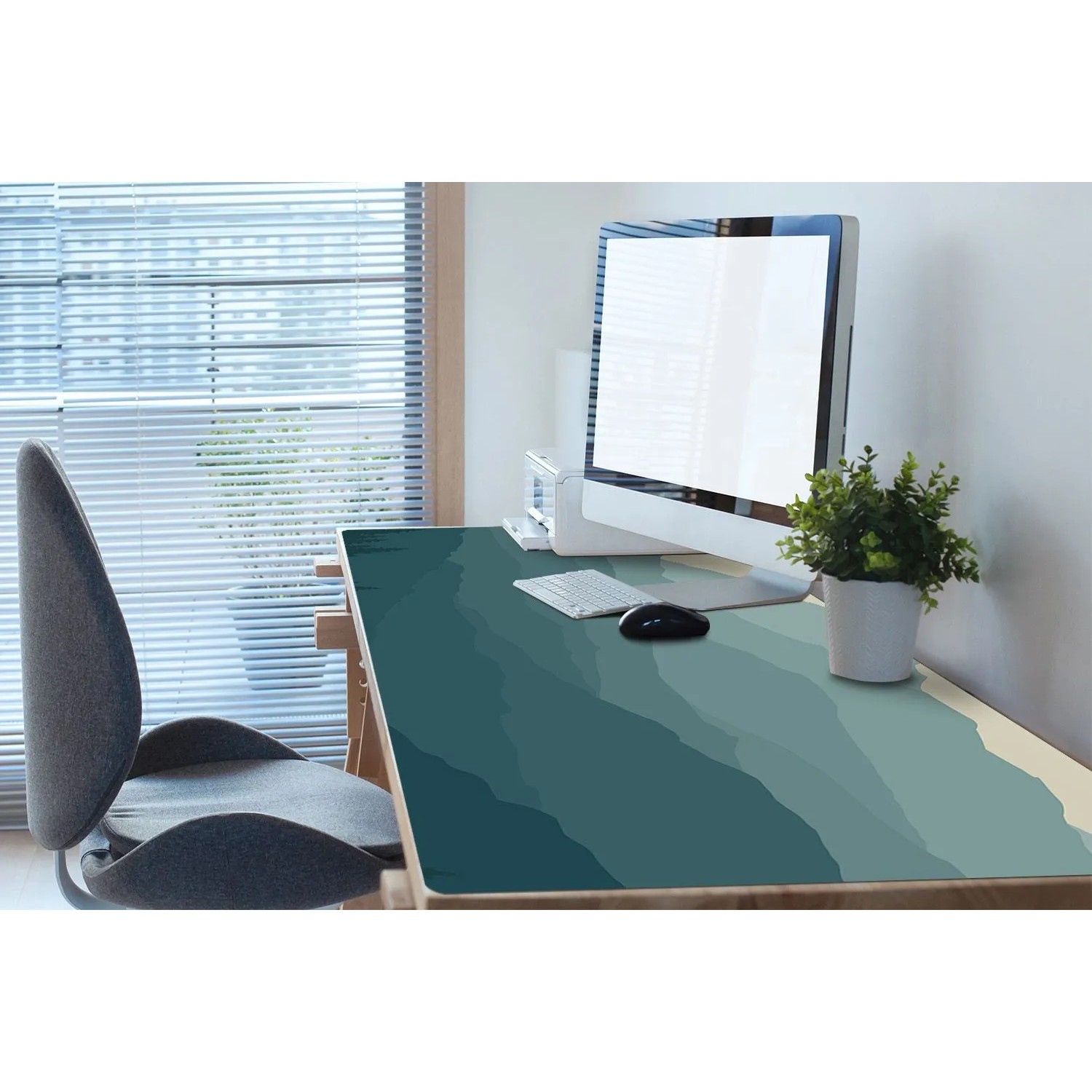 Grüne Schreibtischunterlage mit Waldmuster auf Schreibtisch, Monitor, Tastatur, Maus. Schutzmatte für Büro.