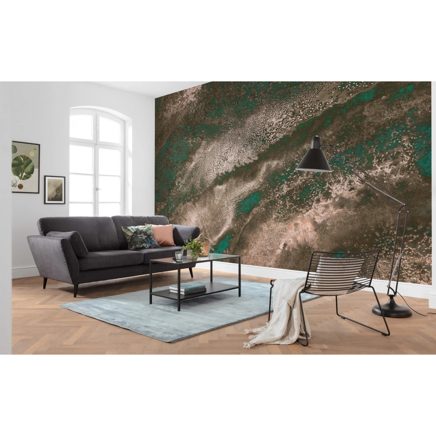 Wohnzimmer mit Komar Fototapete Vlies Molten Copper (400x280 cm) in Kupfer- und Grüntönen.