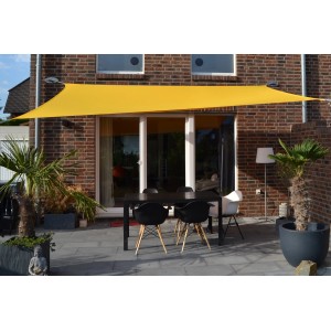 Sonnengelbes Vierecksonnensegel 300x400 cm mit Regenschutz über einer Terrasse mit Tisch und Stühlen.