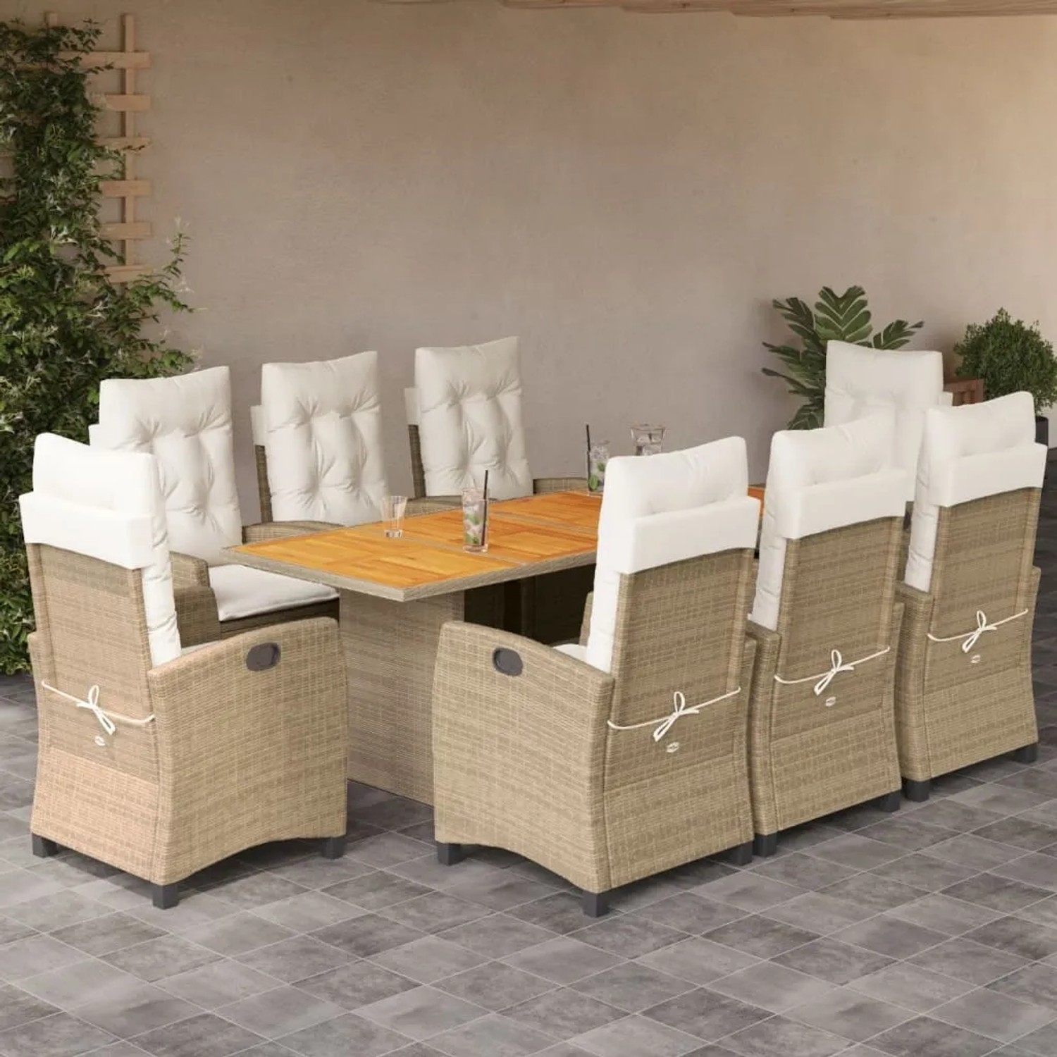 Beige 9-tlg. Garten Essgruppe aus Polyrattan mit Tisch und Stühlen mit cremeweißen Kissen.