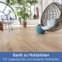 Holzboden mit Bona Refresher Pflege behandelt, Möbel und Dekoration im Raum.