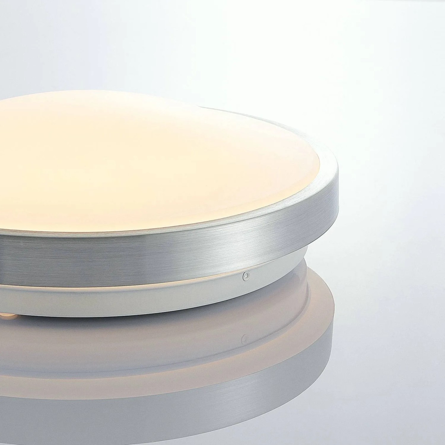 Moderne Lindby LED Deckenleuchte Emelie aus Aluminium, 30cm Durchmesser, für Wohnzimmer.