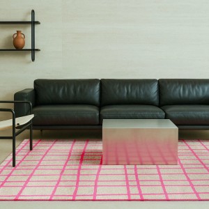 Lola&Moi Teppich Hot Pink Rose, 80x150cm, mit pinkem Gittermuster in Wohnraum-Szene.