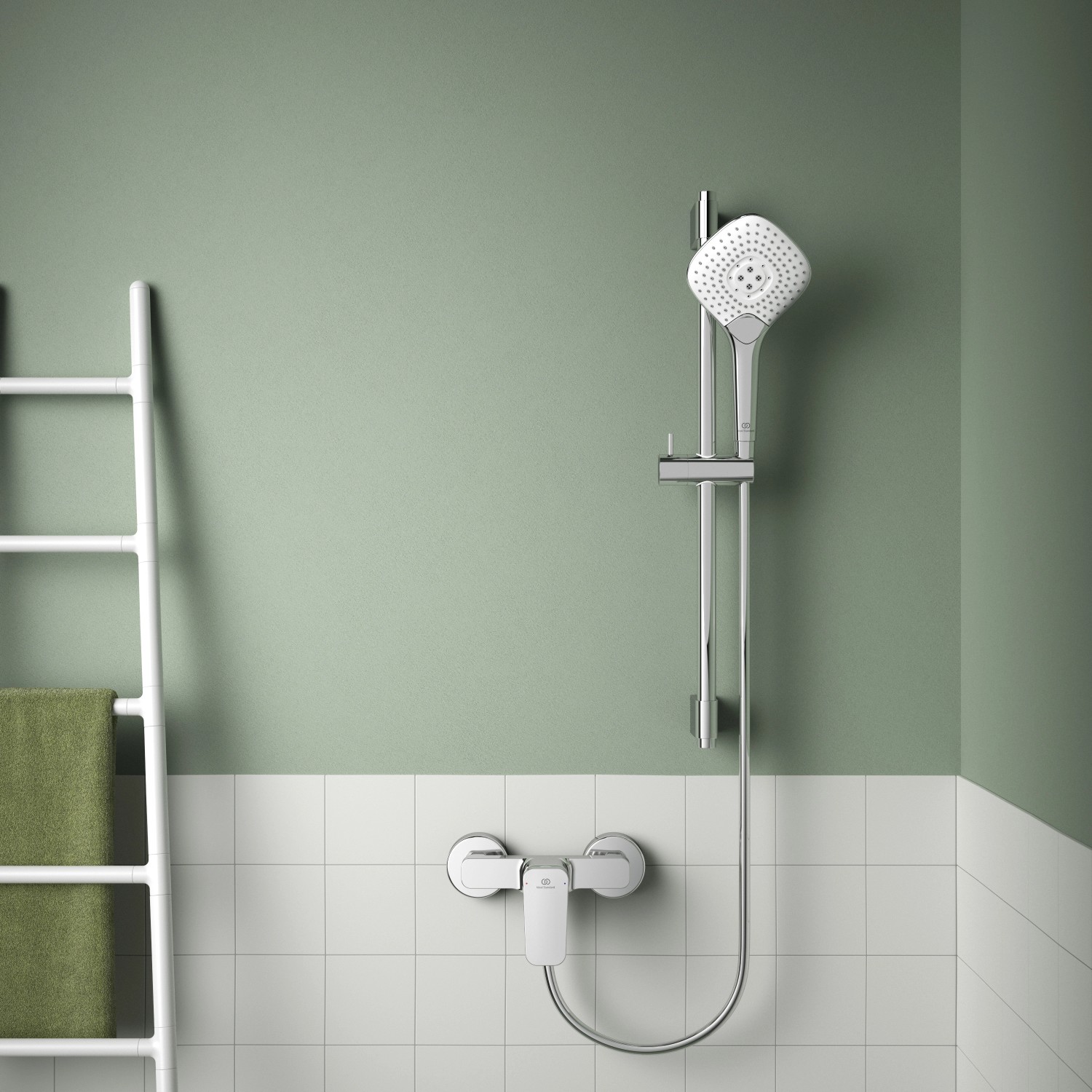 Ideal Standard Ceraplan Aufputz-Brausearmatur in Chrom mit Brausegarnitur vor grüner Wand.