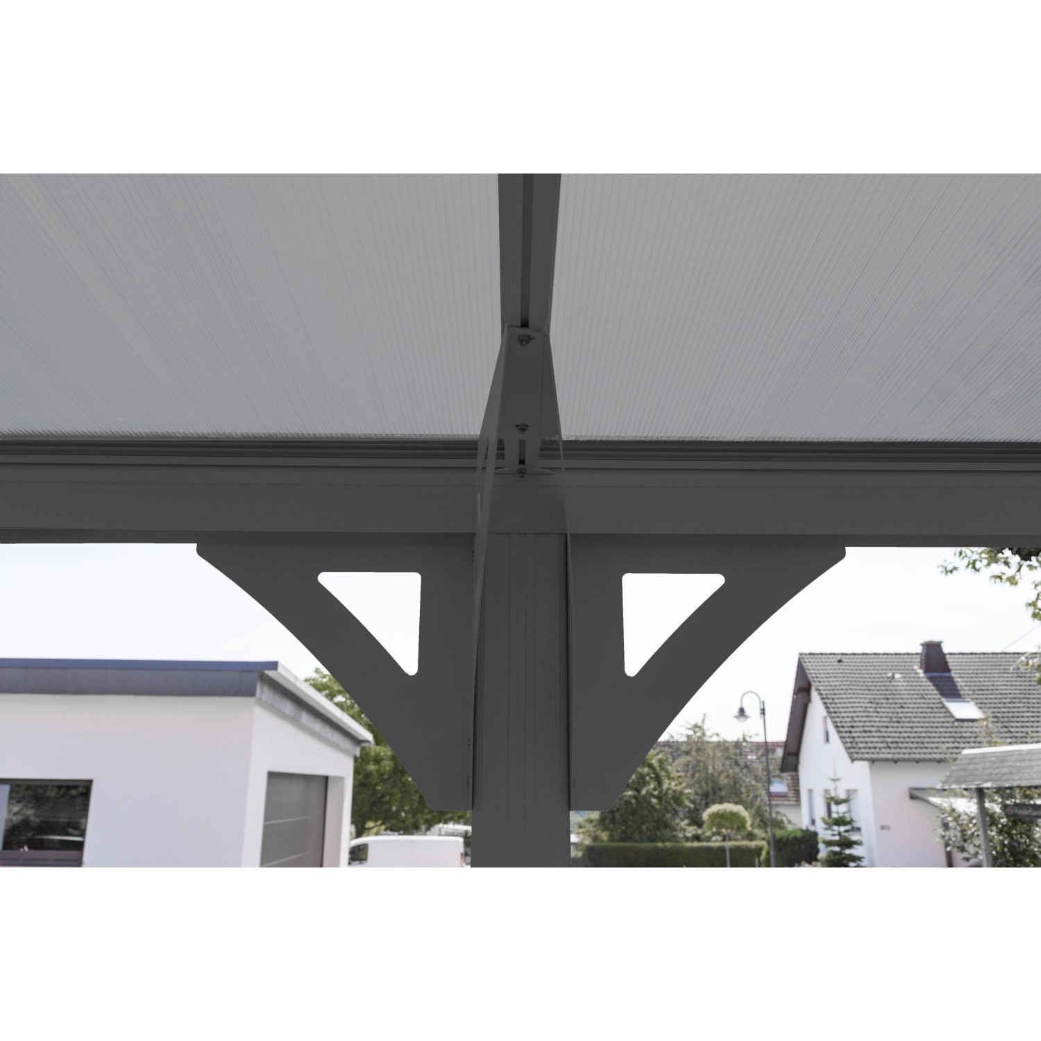 Detailansicht Westmann Carport Anthrazit: Aluminium-Konstruktion mit Doppelstegplatten.