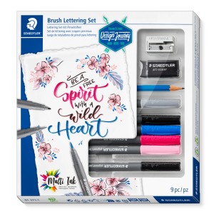 Staedtler Brush Lettering Set mit 9 Teilen: Fasermaler, Bleistift, Radierer und Spitzer für kreative Projekte.