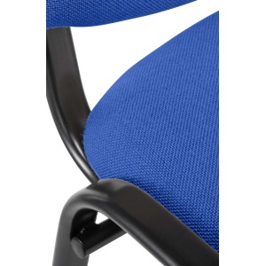 Detailansicht: Blauer DELUKE Besucherstuhl ZAGREB mit schwarzem Metallgestell.