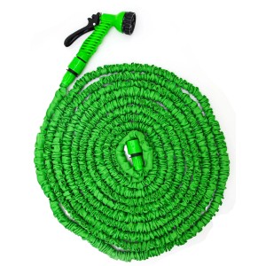 Flexibler, grüner Gartenschlauch (22,5 m) mit Brause und Anschlussstück, aufgerollt.