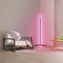 Ledvance Smart+ WiFi Stehlampe Ecke, schwarz, mit pinkfarbener Beleuchtung im Wohnraum.
