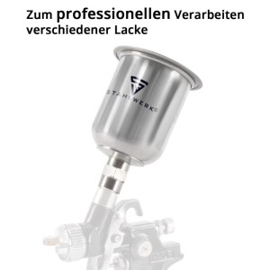 Silberner STAHLWERK Alu Fließbecher 125 ml auf Lackierpistole montiert, ideal für professionelle Lackierarbeiten.