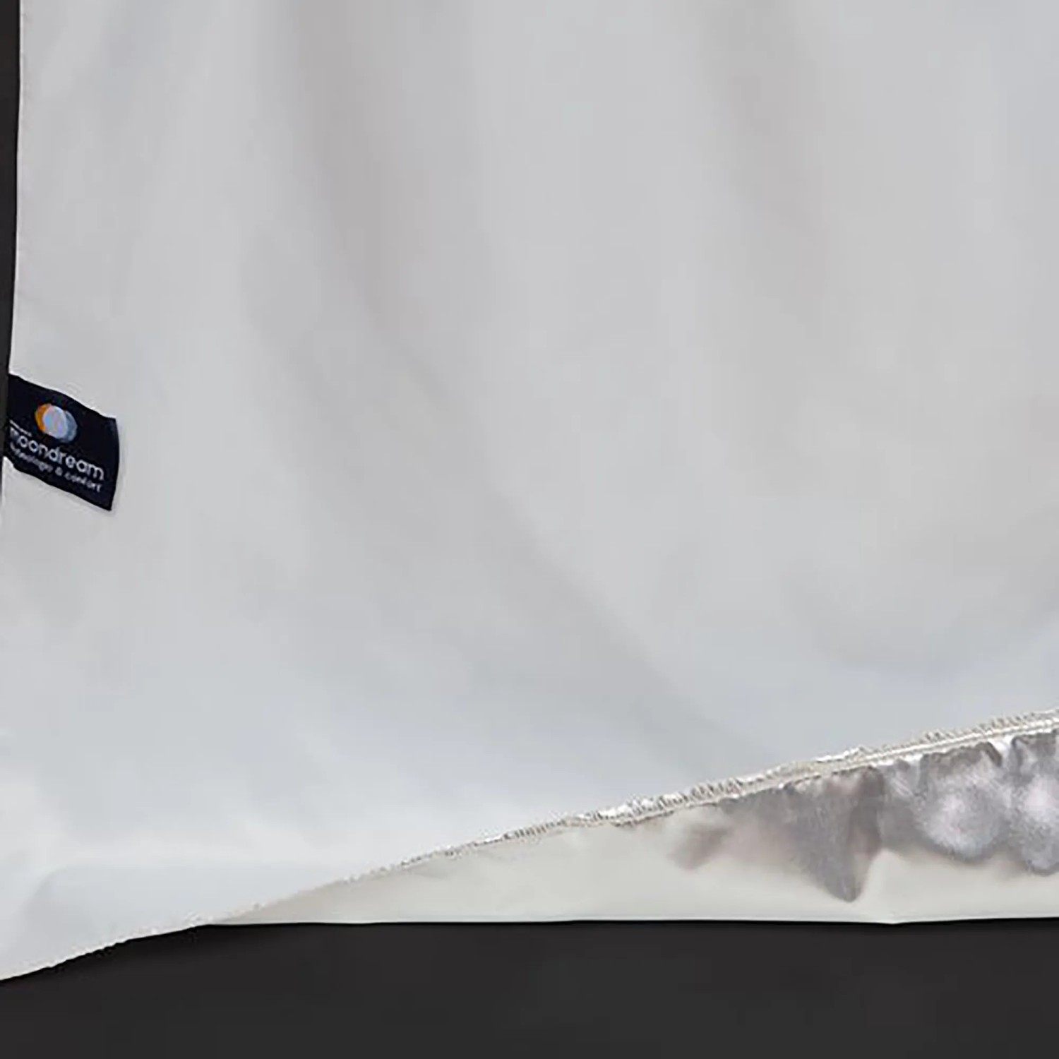 Dunkelgrauer Moondream Wärmeschutzvorhang mit Verdunklungsfunktion, Detailansicht der Thermobeschichtung.