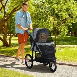 Mann schiebt PawHut Hundebuggy mit Hund im Park. Transportbox für Kleintiere mit Reflektoren.