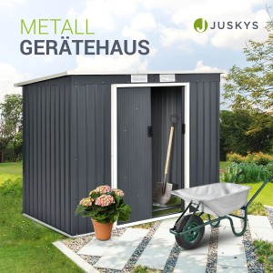 Juskys Metall Gerätehaus M in Anthrazit mit Pultdach, Schaufel und Schubkarre vor dem Gartenhaus.