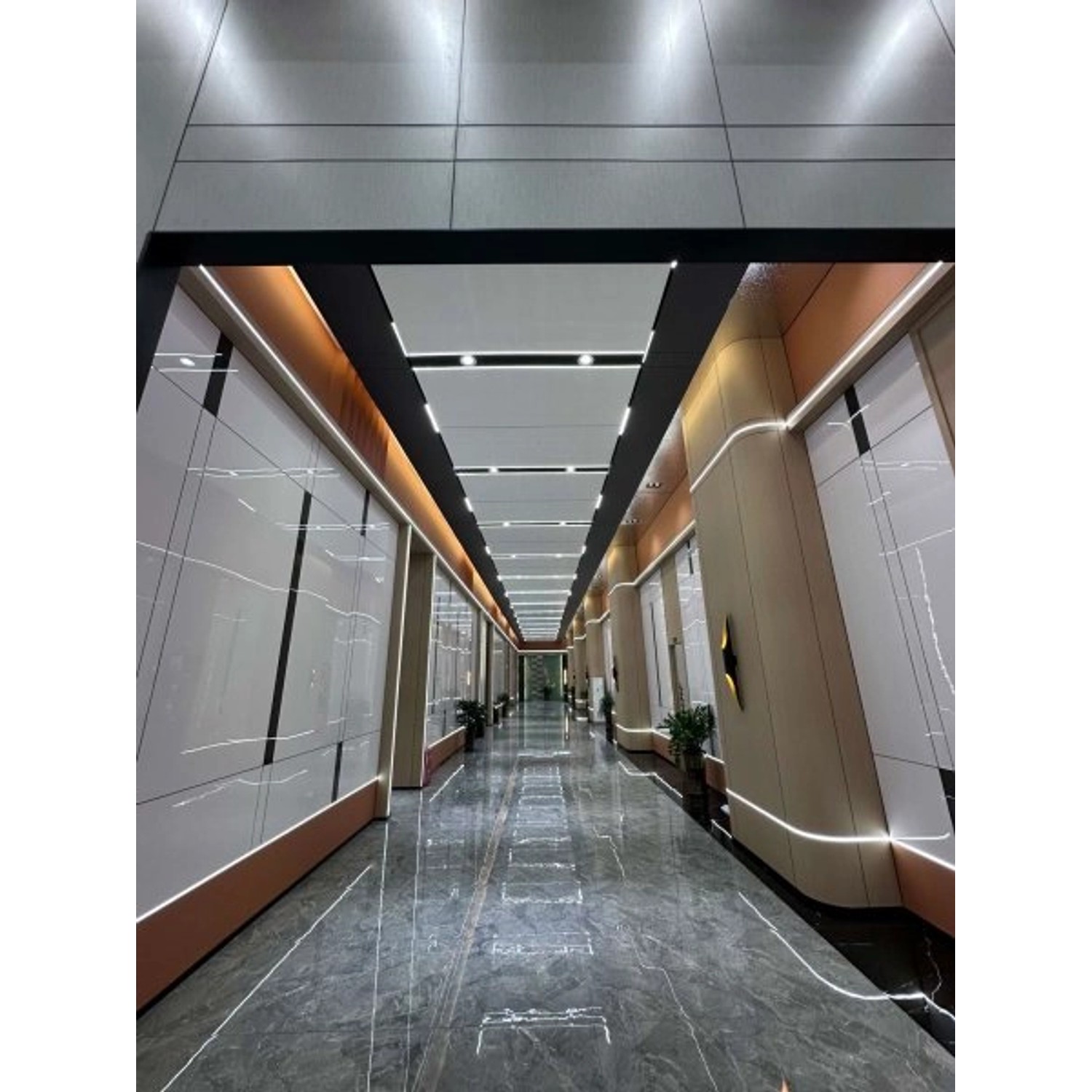 Heller Gang mit Colortree Wand- und Deckenpaneelen in Hellgrau mit Maserung.