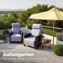 Zwei Rattansessel mit verstellbarer Lehne und hellen Auflagen auf einer Terrasse.