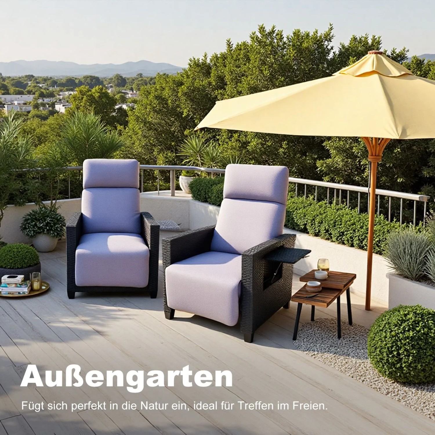 Zwei Rattansessel mit verstellbarer Lehne und hellen Auflagen auf einer Terrasse.
