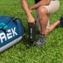 Bestway Trek X3 Schlauchboot wird mit Handpumpe aufgepumpt.