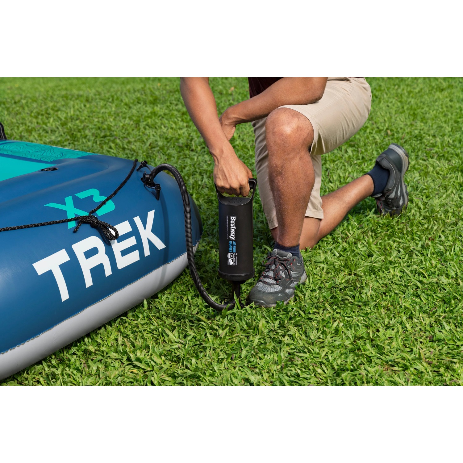 Bestway Trek X3 Schlauchboot wird mit Handpumpe aufgepumpt.
