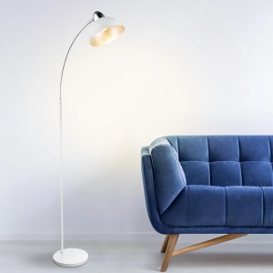 Weiße Globo Stehleuchte Anita im Bogenlampen-Design mit chromfarbenem Lampenarm und goldfarbener Innenseite.