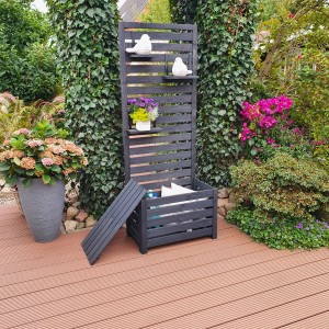 Promadino Spaliersichtschutz mit Staukasten in Anthrazit, Kiefernholz, mit Ablageflächen und geöffnetem Staukasten.