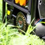 Detailaufnahme: Cross Tools Notstromaggregat Inverter CPG 4000 INV im Gras.