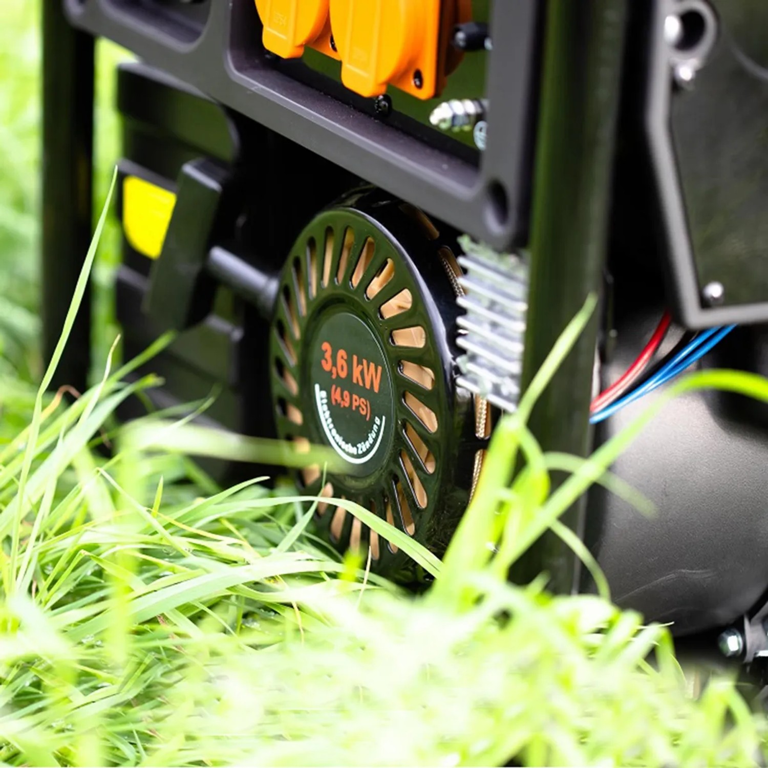 Detailaufnahme: Cross Tools Notstromaggregat Inverter CPG 4000 INV im Gras.